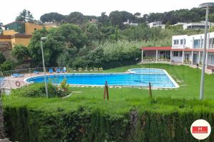 vista sulla piscina di un resort di Villa Cerca Del Mar num1125 a Blanes