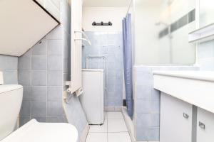 ein Bad mit einem WC und einem Waschbecken in der Unterkunft The Exclusive Stay - Duke Housing in Vitry-sur-Seine