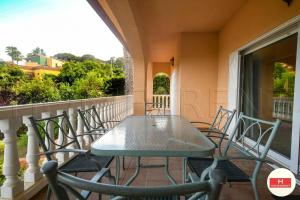 Villa Cerca Del Mar num1125 في بلانيس: طاولة وكراسي على شرفة منزل