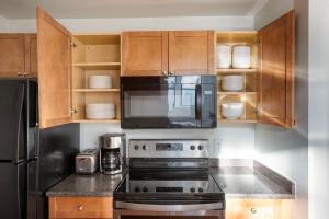 ケンブリッジにあるCentral Square 1br w fitness walk to shopping BOS-992のコンロと電子レンジ付きのキッチン