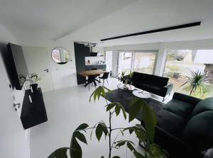 ein Wohnzimmer mit einem Sofa und einem Tisch in der Unterkunft Moderne Wohnung nahe Museum in Sinsheim