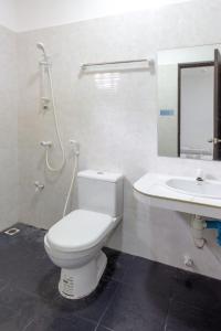a bathroom with a toilet and a sink at Surf Trip Maldives in Thulusdhoo