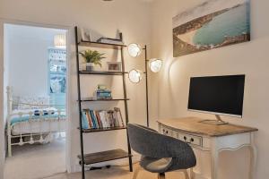 Televiisor ja/või meelelahutuskeskus majutusasutuses Charming Cornish Cottage in the heart of St Agnes +17 fotot