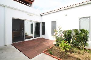una casa con patio abierto y terraza de madera en A Casa da Ponte, en Ribeira Grande