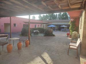 een patio met stoelen en tafels en een gebouw bij Country House Il Vecchio Frantoio in Monteleone dʼOrvieto