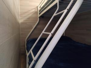 Una escalera en una litera en una habitación en Apartsalou Lea, en Salou