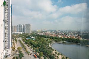 - une vue sur une ville avec une rivière et des bâtiments dans l'établissement Rosee House - Luxury apartment in Vinhomes Smart City, à Nam Tu Liem