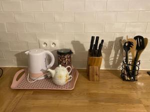 eine Küchentheke mit einem Tee-Set auf einem Tablett in der Unterkunft Maison Vallée Vue avec piscine chauffée in Castelnaud-la-Chapelle