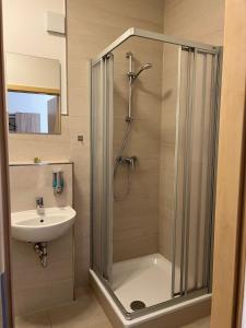 ein Bad mit einer Dusche und einem Waschbecken in der Unterkunft Avento Hotel Hannover in Hannover