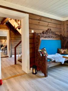 Habitación con cama en una cabaña de madera en Eventyrlig Tømmerhytte på Gårdstun en Vinstra