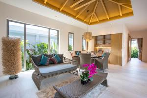 un salon avec un canapé et une table dans l'établissement Modern Eco Pool Villa Dalaa 7, à Kamala Beach