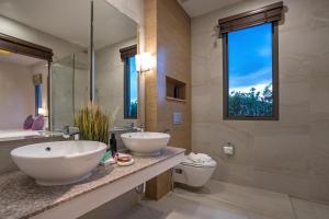 une salle de bain avec deux lavabos et un WC et une fenêtre dans l'établissement Modern Eco Pool Villa Dalaa 7, à Kamala Beach 14 autres photos