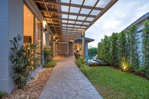 une passerelle extérieure avec pergola sur une maison dans l'établissement Modern Eco Pool Villa Dalaa 7, à Kamala Beach