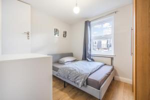Säng eller sängar i ett rum på Spacious apartment near Hammersmith staion