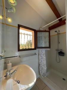 La salle de bains est pourvue d'un lavabo, d'une douche et d'une fenêtre. dans l'établissement Mini villa Erbalunga, Santa Giulia, à Porto-Vecchio