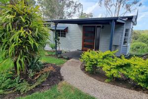 Taman di luar Serenity Cottage Retreat