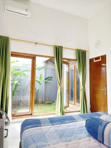 1 dormitorio con cama y ventana grande en Imah Safina, Cozy Private Home in Padalarang en Padalarang