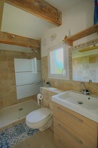 ein Badezimmer mit einem WC, einem Waschbecken und einer Badewanne in der Unterkunft Studio Le Prunelli PORTICCIO in Porticcio