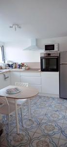 Η κουζίνα ή μικρή κουζίνα στο L'Escale Bretonne 6 personnes, proche mer et centre ville, jardin privé et clos
