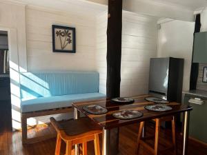 - un salon avec un canapé bleu et une table dans l'établissement Cosy one bedroom garden cottage, à Tugela Mouth