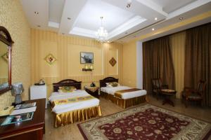 ORIYO DUSHANBE HOTEL في دوسهانبي: غرفة فندقية بسريرين وطاولة