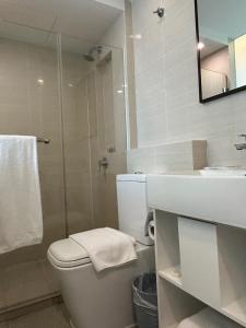 uma casa de banho com um WC, um lavatório e um chuveiro em Link Hotel Singapore em Singapura