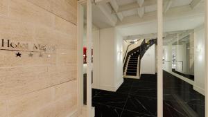 korytarzem ze schodami w budynku w obiekcie Hôtel Majestic w mieście Bordeaux