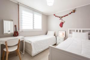 Postel nebo postele na pokoji v ubytování Riahouse KINTEX 1min 2room