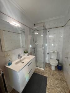 プエルト・デル・カルメンにあるGuincho5Bのバスルーム(シンク、シャワー、トイレ付)