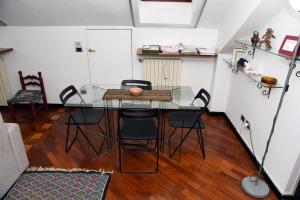 ein Esszimmer mit einem Glastisch und Stühlen in der Unterkunft Appartamento Viale Corsica 99 in Mailand