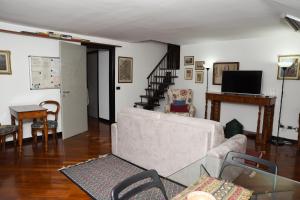 ein Wohnzimmer mit einem Sofa und einem Tisch in der Unterkunft Appartamento Viale Corsica 99 in Mailand