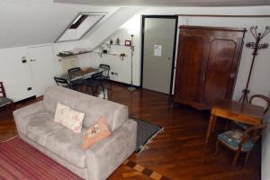 sala de estar con sofá y mesa en Appartamento Viale Corsica 99, en Milán