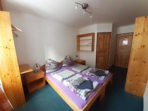 Ein Bett oder Betten in einem Zimmer der Unterkunft Ferienwohnungen Lend 3