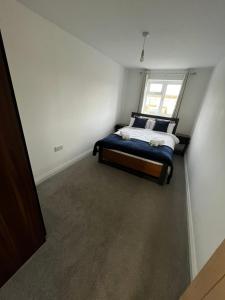 1 dormitorio con cama y ventana en Brand new one bedroom flat in Kidlington, Oxfordshire, en Kidlington