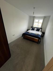 a bedroom with a bed and a window at Newly built one bedroom flat in Kidlington, Oxfordshire in Kidlington