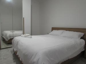 Town Apartments tesisinde bir odada yatak veya yataklar