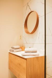 uma casa de banho com um lavatório e um espelho em Villa les érables Restaurant Linea em Spa