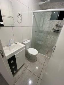 une salle de bain avec toilettes, lavabo et douche dans l'établissement Casa Uni residencial 03, à Coronel Vivida