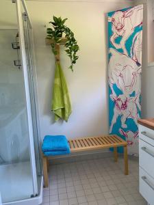 łazienka z ławką i doniczką na ścianie w obiekcie Metsäkoto, laadukas huoneisto Eurassa. w mieście Rauma