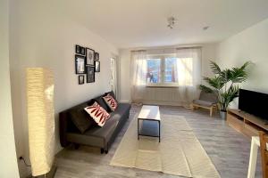 uma sala de estar com um sofá e uma mesa em Work & stay apartment in Neuss em Neuss