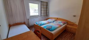 a small bedroom with a bed and a window at Ferienwohnungen Lend 3 in Lend