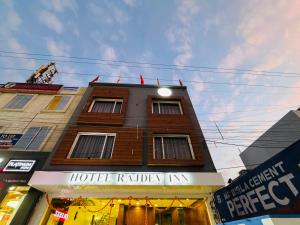 烏賈因的住宿－Hotel Rajdev INN，一座建筑前的卡利法酒店