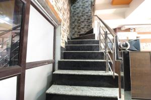 una escalera en un edificio con una pared de ladrillo en Shri Pritam Bhawan by StayApart, en Haridwar