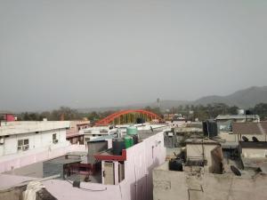 una vista aérea de una ciudad con edificios en Shri Pritam Bhawan by StayApart, en Haridwar