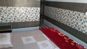 1 dormitorio con 1 cama con manta roja en Shri Pritam Bhawan by StayApart, en Haridwar