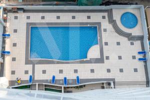 uma grande piscina ao lado de um edifício em Apartment in Dubai Marina no Dubai