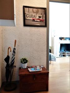 una sala de estar con una mesa y una foto en la pared en Le Clos Pichot - Studio avec balcon, parking privé - 5mn Gare, en Chartres