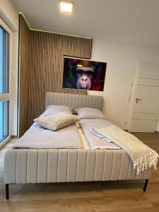 een bed in een slaapkamer met een foto aan de muur bij Hideaway Lounge Sure in Echternacherbrück