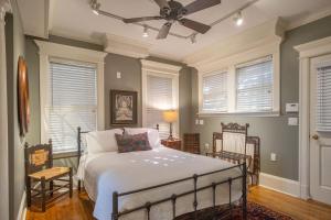A bed or beds in a room at Southern Elegance in Heart of Memphis