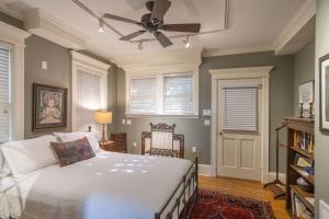 Tempat tidur dalam kamar di Southern Elegance in Heart of Memphis